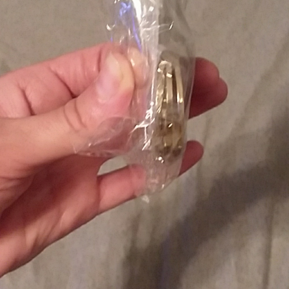 Earings - Picture 2 of 3